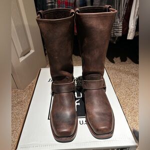 Traditionally a men’s style boot, but can be unisex. Very roomy in the toe!